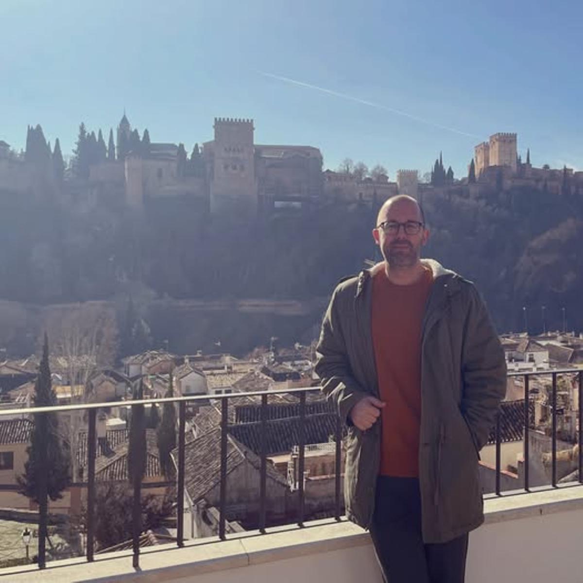 Joan Negre, ante la Alhambra de Granada