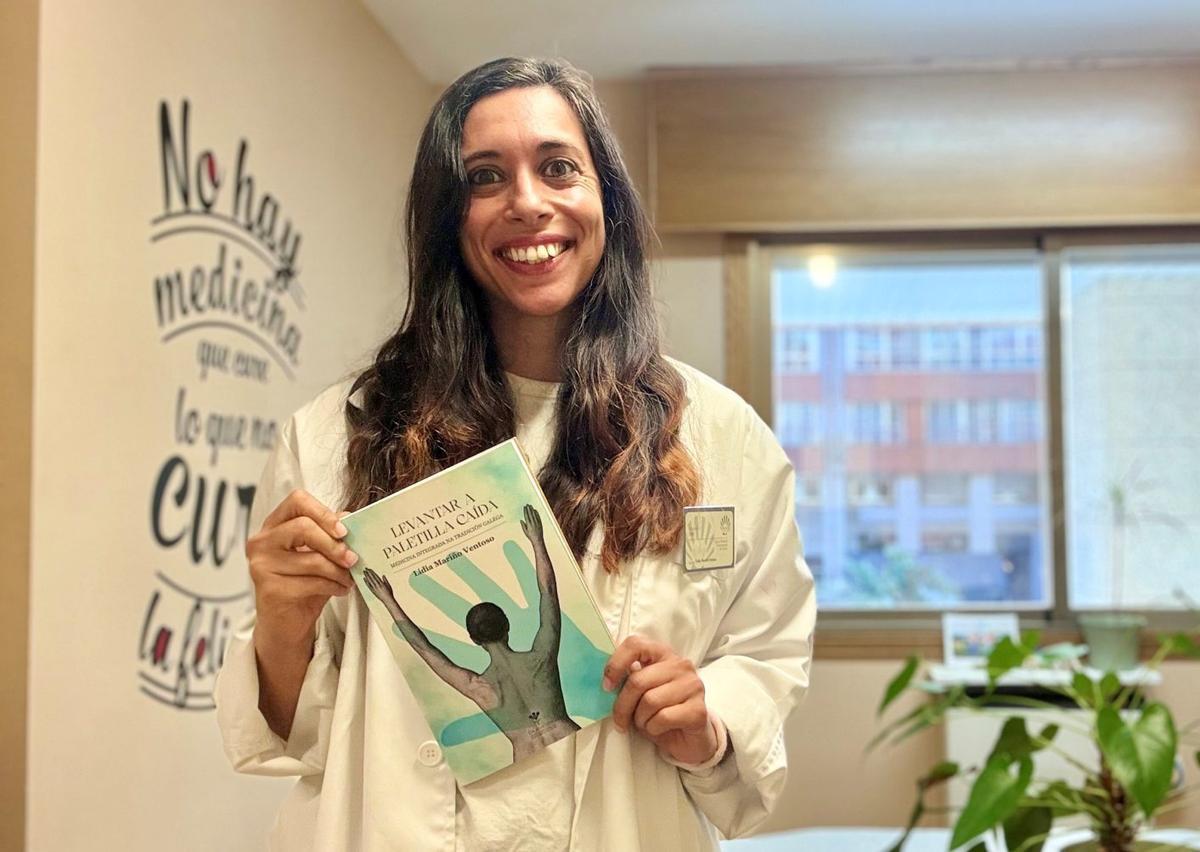 Lidia Mariño Ventoso, cun exemplar do seu libro «Levantar a paletilla caída».