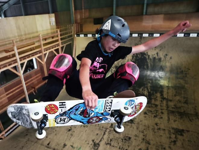 Foto de archivo tomada el 2 de julio de 2019, la colegiala japonesa Misugu Okamoto muestra sus habilidades con el skate durante un entrenamiento en la ciudad de Ama, prefectura de Aichi.