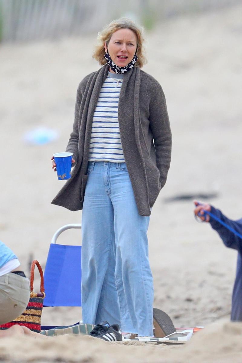 Naomi Watts con unos vaqueros 'wide leg' y camiseta 'navy'