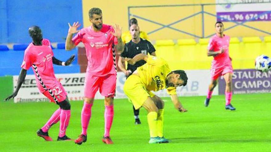 Una disputa durante el derbi provincial del pasado domingo en 2ª B entre Orihuela y Alcoyano.