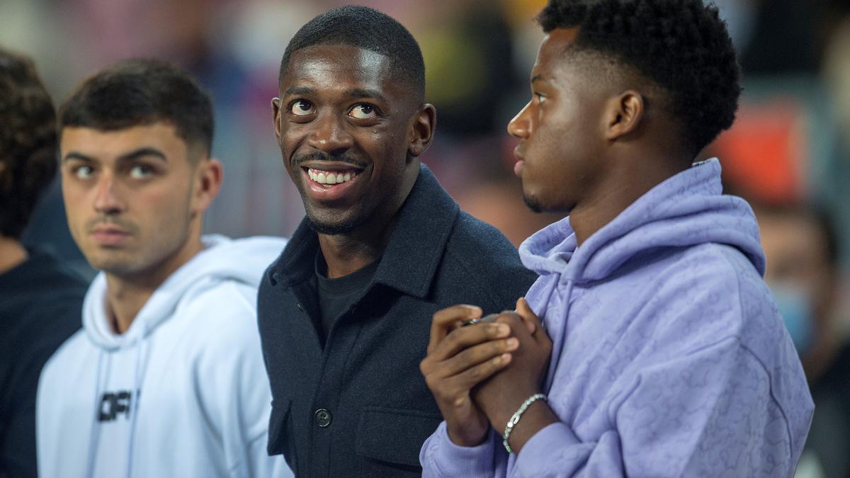 Pedri, Dembélé y Fati, lesionados, en la grada del Camp Nou durante el Barça-Granada.