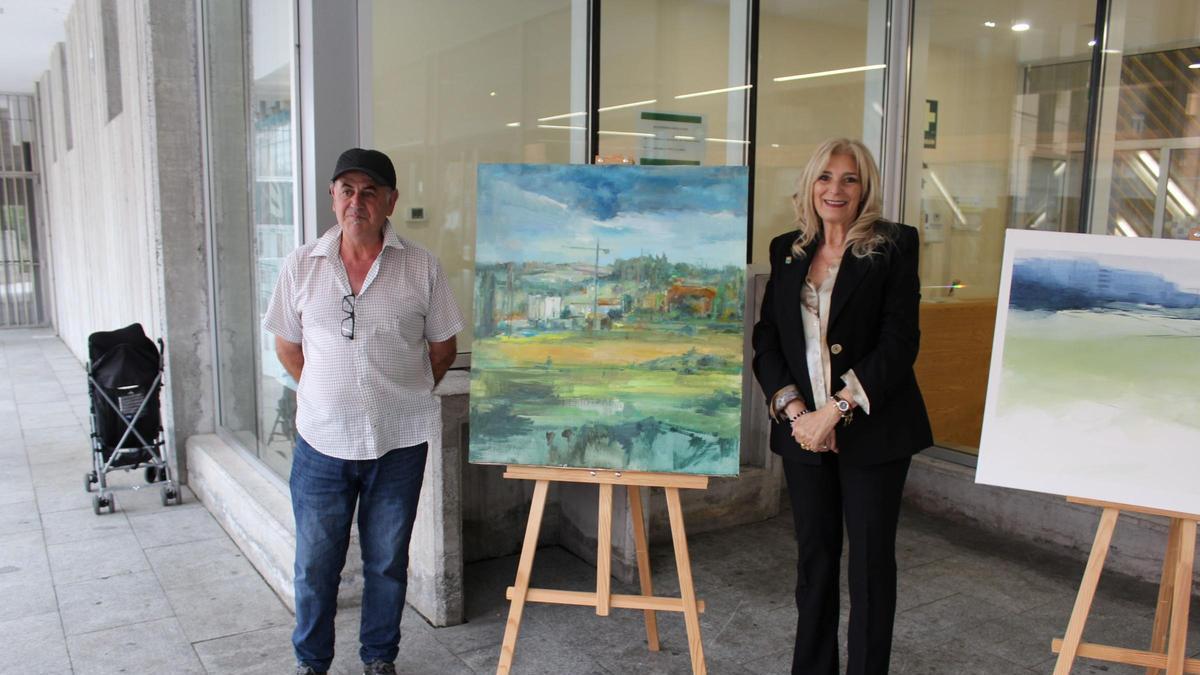 Alipio Ruano, con Aurora Cienfuegos y la obra ganadora.