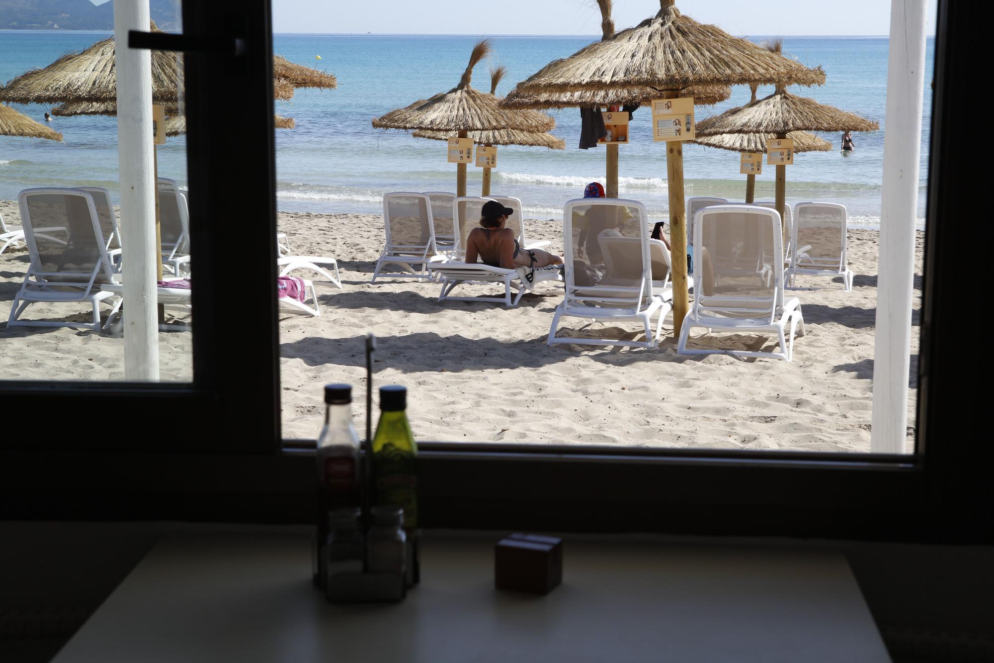 Auf Sand gebaut: Strandlokale und Häuser der Siedlung Ses Casetes des Capellans an der Playa de Muro