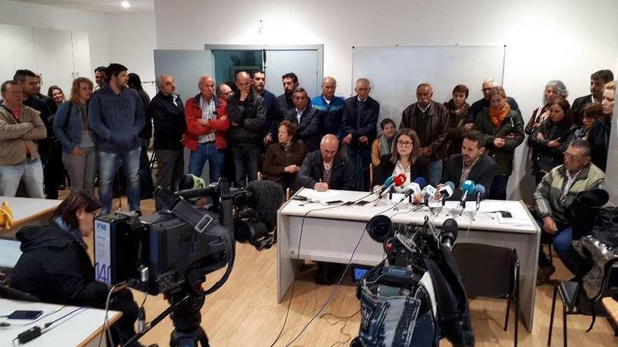 Numerosos afectados acudieron a la rueda de prensa, ayer, en Guillarei. // D.B.M.