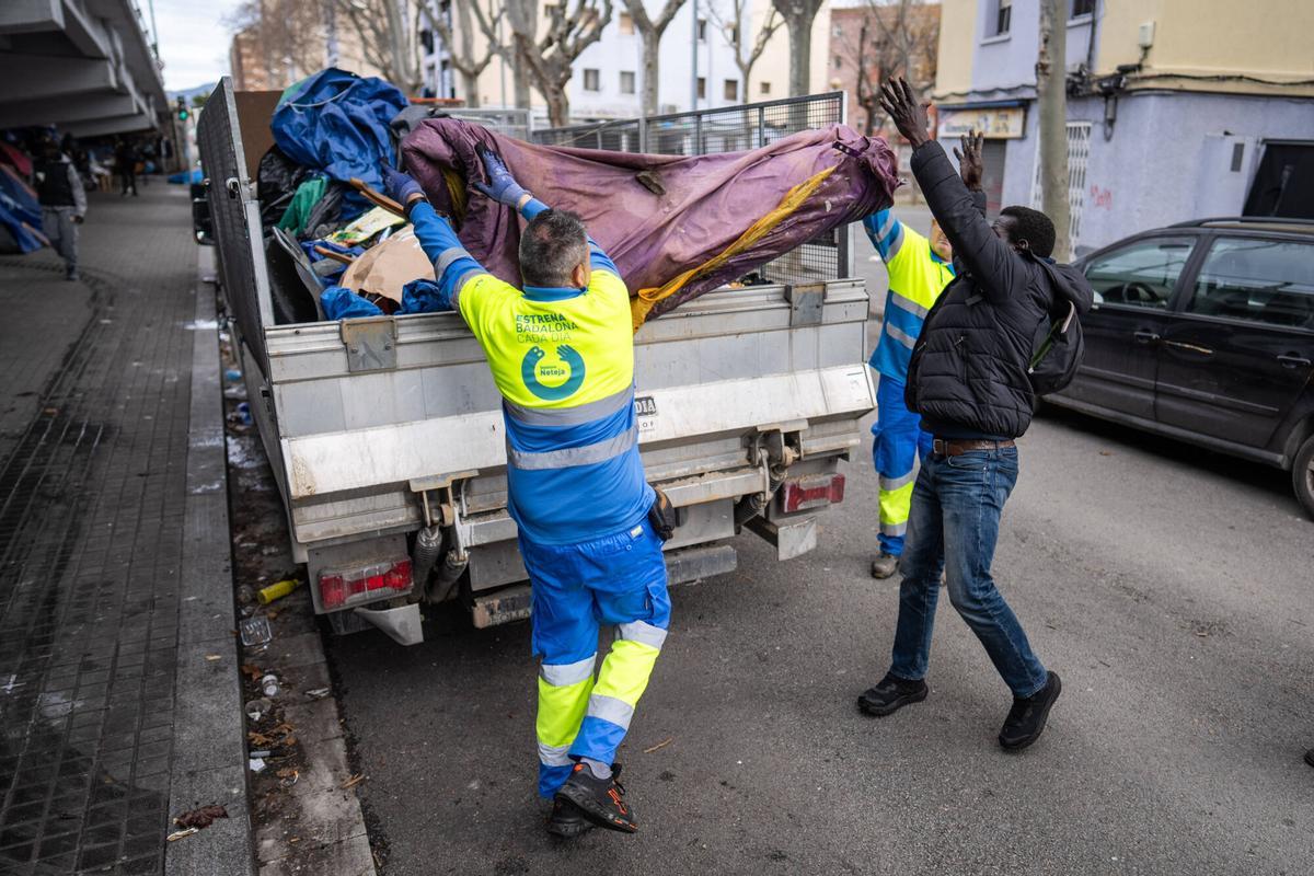 Empiezan las tareas de limpieza del asentamineto de los desalojados del B9, una vez el campamento ha reducido significativamente su población.