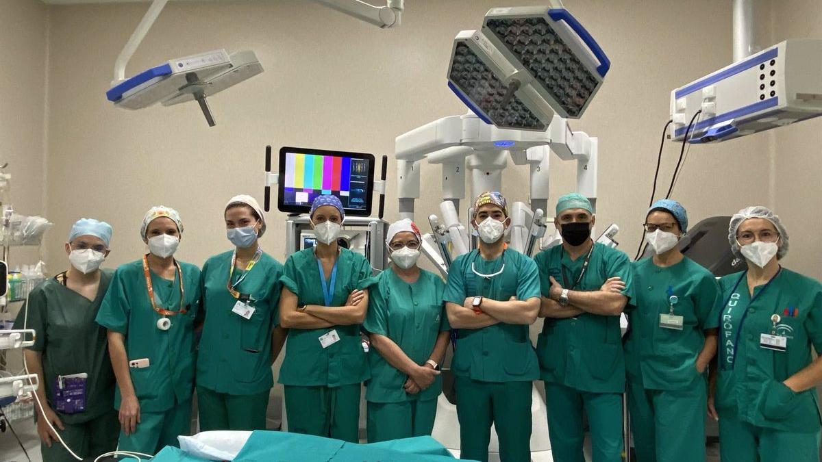 El Hospital Regional de Málaga realiza la primera intervención de eventración compleja con el robot Da Vinci