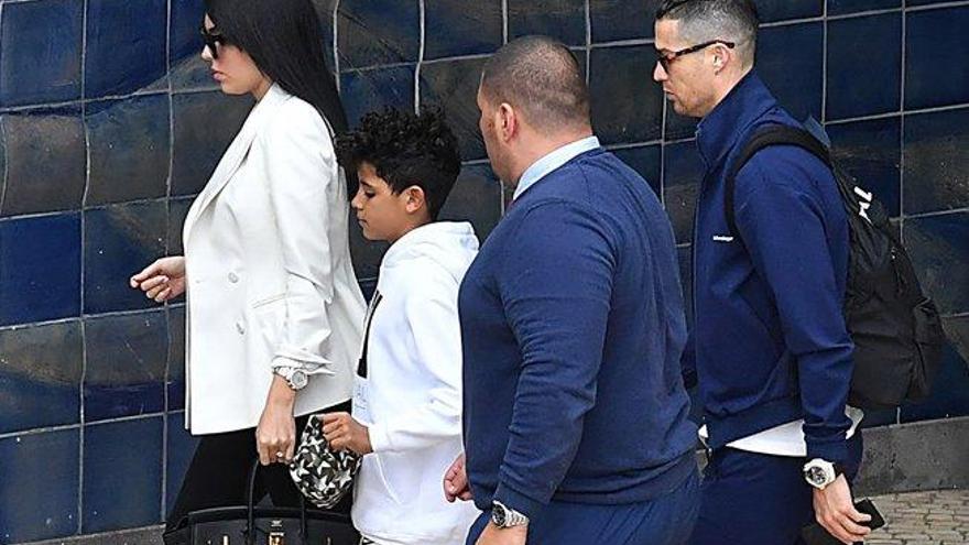 Cristiano Ronaldo llega a Madeira con su familia para estar con su madre