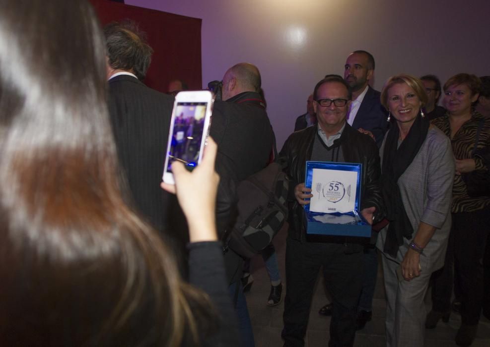 El matrimonio D'Anna muestra el trofeo.