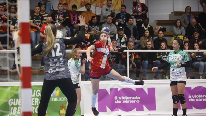 Daniela Moreno lanza durante el partido de ayer. // SPORTCOECO