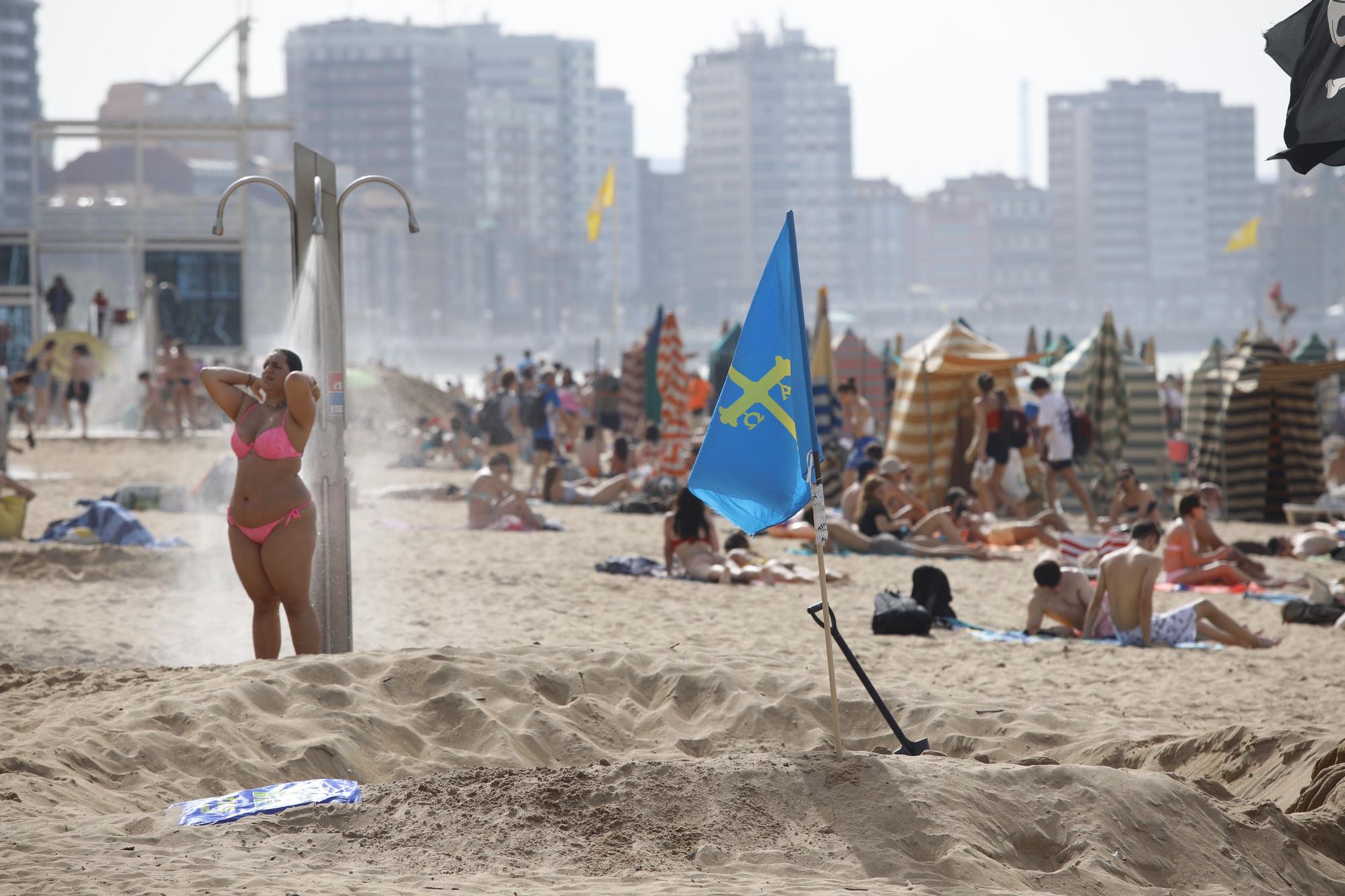 Día de intenso calor en Gijón, playa y chapuzones en el mar