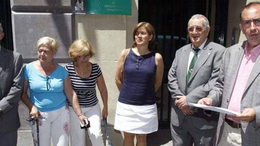 Representantes de sindicatos, consumidores y pacientes junto a Juan José Sánchez Luque.