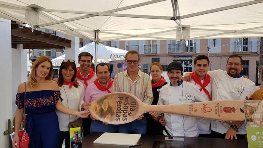 El chef Sergio Garrido, junto a los cocineros de Eurotoques, han  realizado recetas de sopas perotas alternativas.