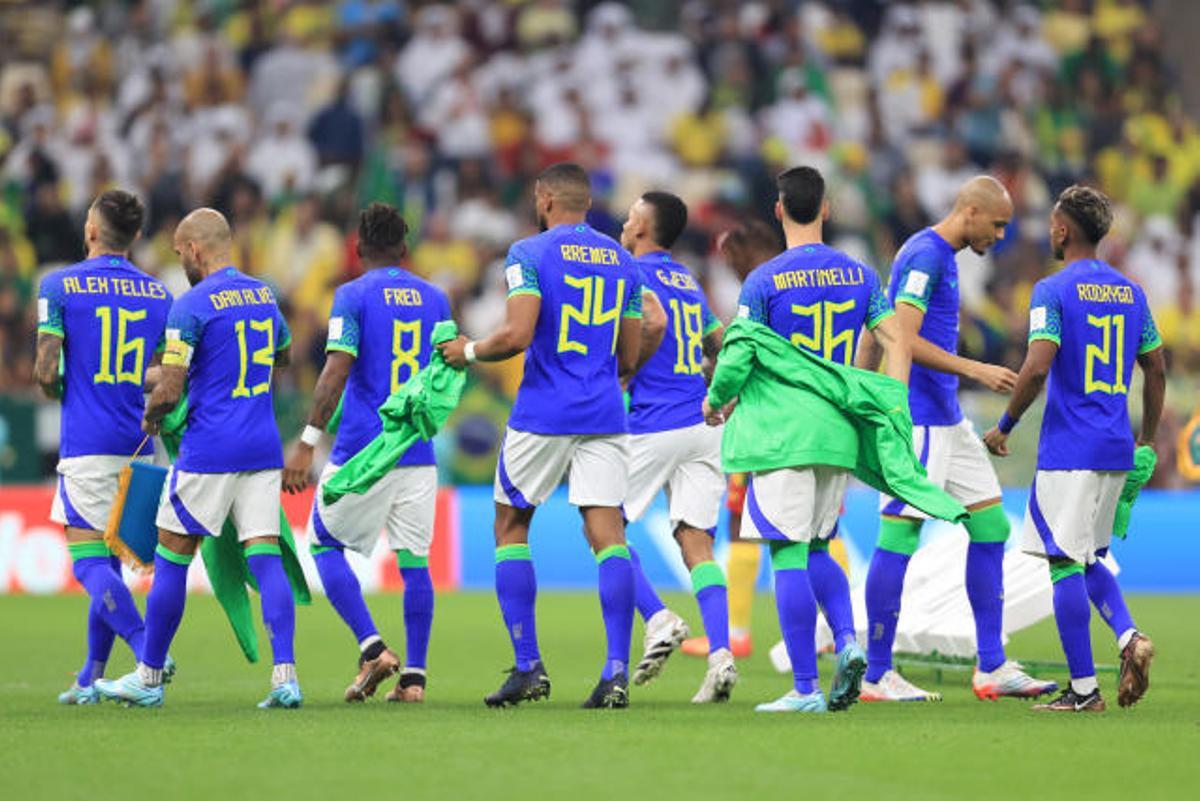 Bremer, con el dorsal 24, junto a sus compañeros de la selección brasileña tras finalizar el partido ante Camerún.