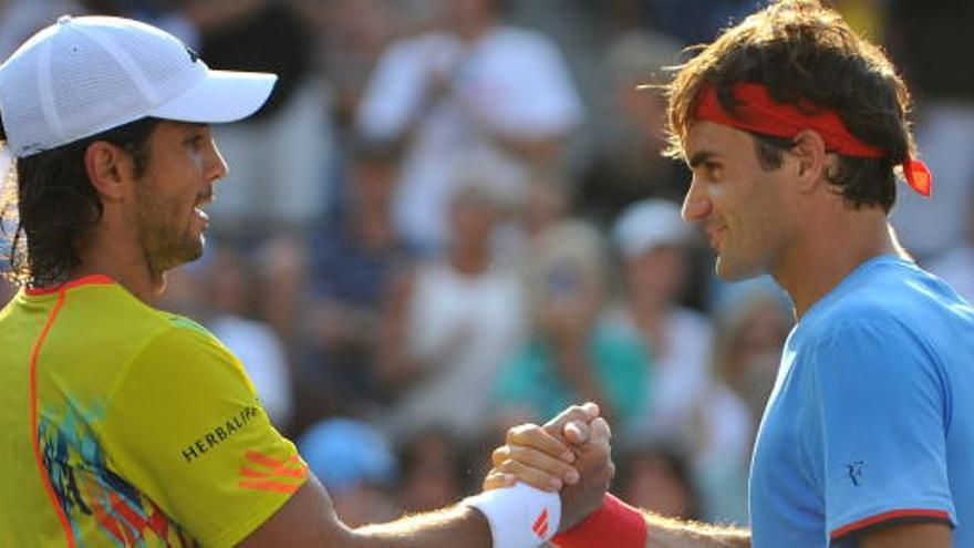 Roger Federer y Fernando Verdasco se saludan al término del partido.