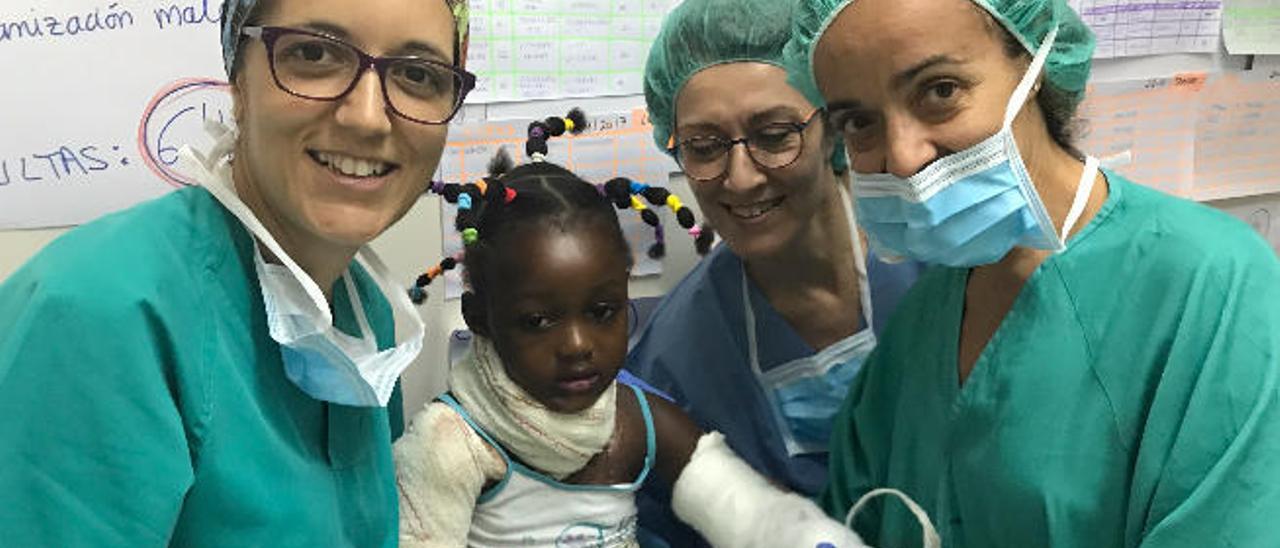 Personal sanitario del Doctor Negrín, con una paciente en un área hospitalaria de Bata.