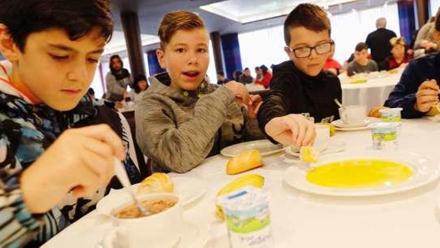 Los alumnos del Instituto de Corvera desayunan sano en Avilés