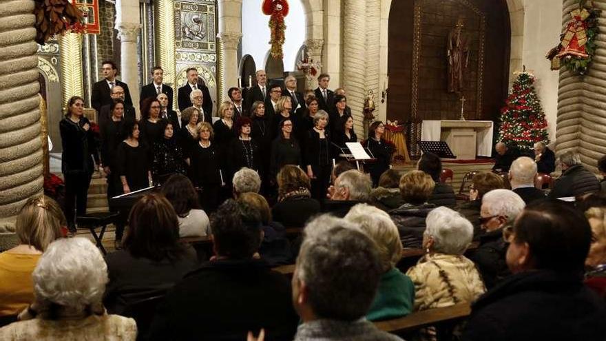 Participantes en el concierto coral en la parroquia de San Julián de Somió.