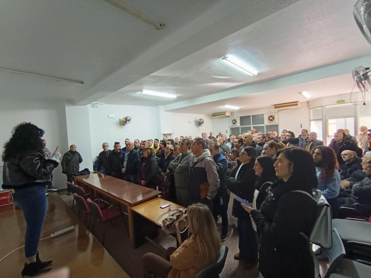 Parte de la plantilla de Analco en una asamblea.