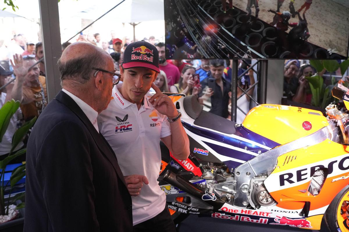 Marc Márquez, en el centro, conversa con Carmelo Ezpeleta, máximo responsable del Mundial de motociclismo, en un acto en Jerez.