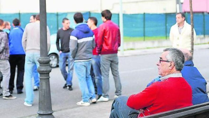 González Hevia, sentado, con los jugadores, al fondo, y Juanjo Corujo, a la derecha, ayer, en El Florán. | j. r. silveira