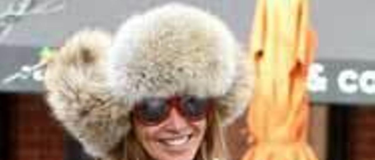 Elle McPherson, con gorro de zorro y suéter de ciervos.