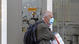 Entrada al laboratorio de pruebas citohistológicas que el Ayuntamiento de Barcelona ha precintado.