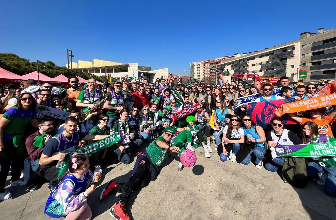 Copa del Rey 2023 I La afición del Unicaja luce en el encuentro entre aficiones