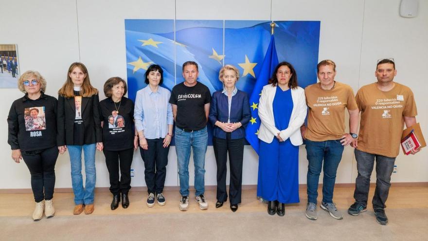 La presidenta de la Comissió Europea, Ursula von der Leyen, juntament amb els representants de les víctimes de la dana
