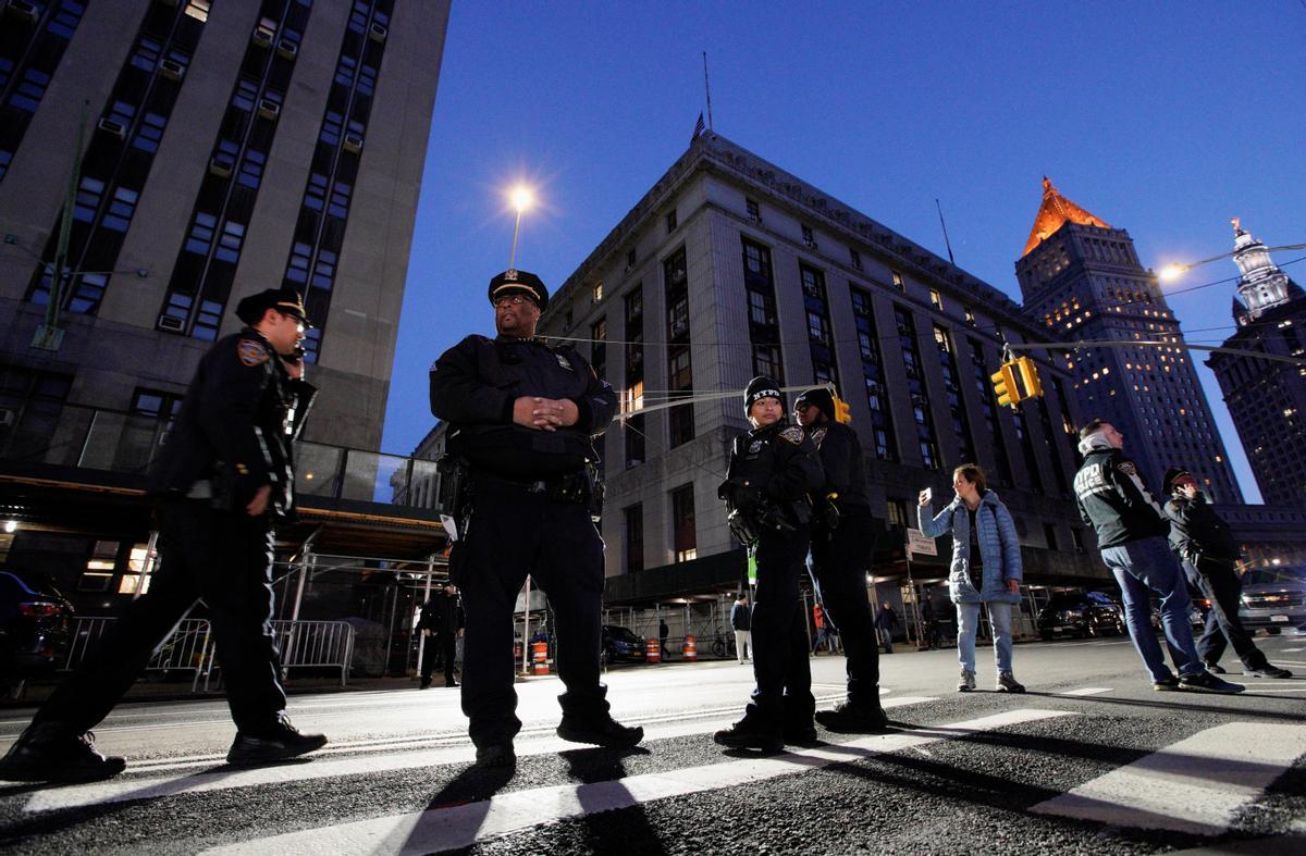 Los oficiales de policía  fuera del Tribunal Penal de Manhattan después de la acusación del ex presidente de los Estados Unidos, Donald Trump, por parte de un gran jurado de Manhattan 