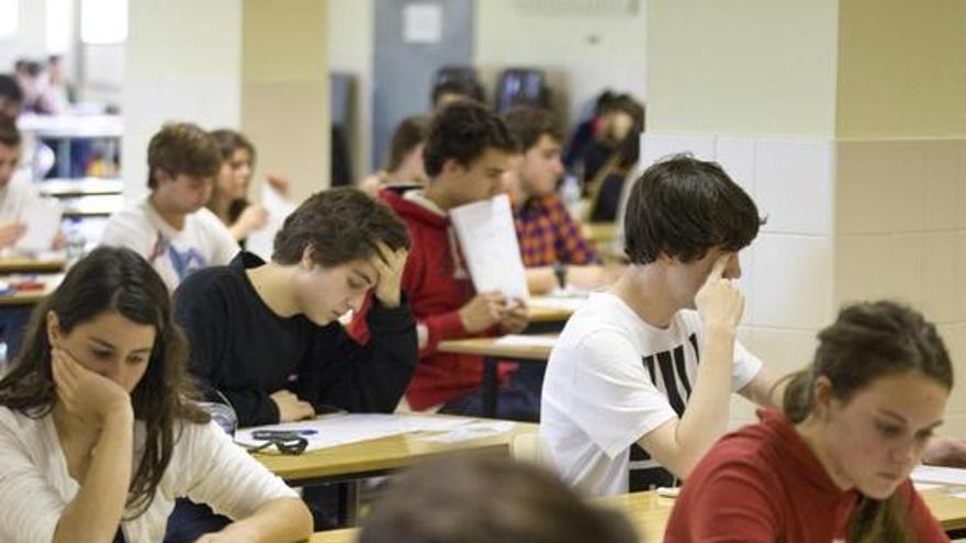Varios estudiantes, durante un examen en el campus de Gijón.