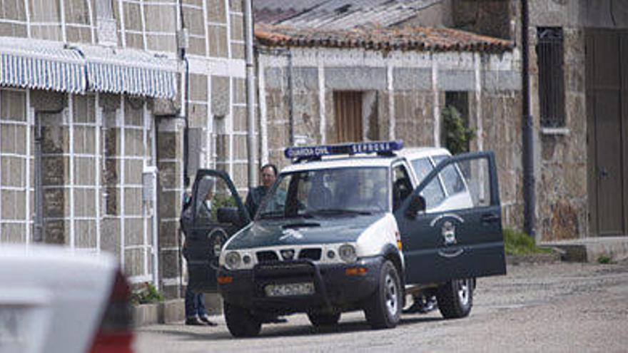 Agentes de la Guardia Civil a las puertas del domicilio de uno de los ganaderos detenidos.