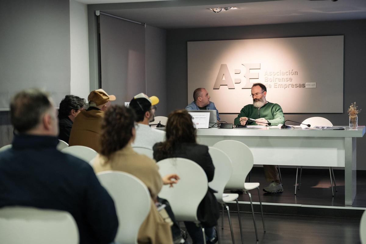 Tomás Estévez, esquerda, e Daniel García, na asemblea.
