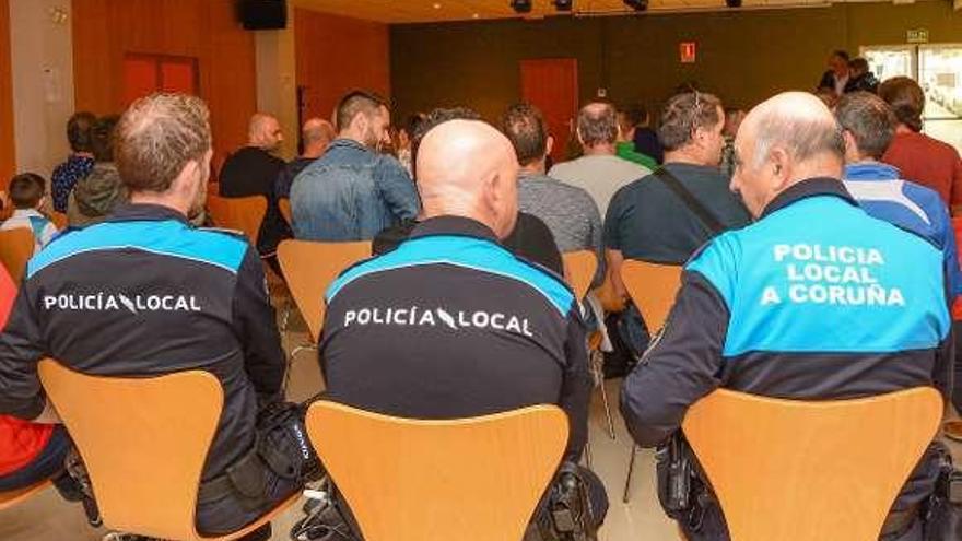 Los policías locales, durante la asamblea realizada ayer en el centro cívico de San Diego.