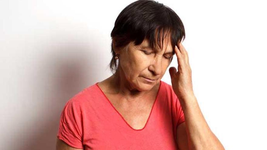 Un dolor intenso e infrecuente de cabeza puede ser un síntoma.