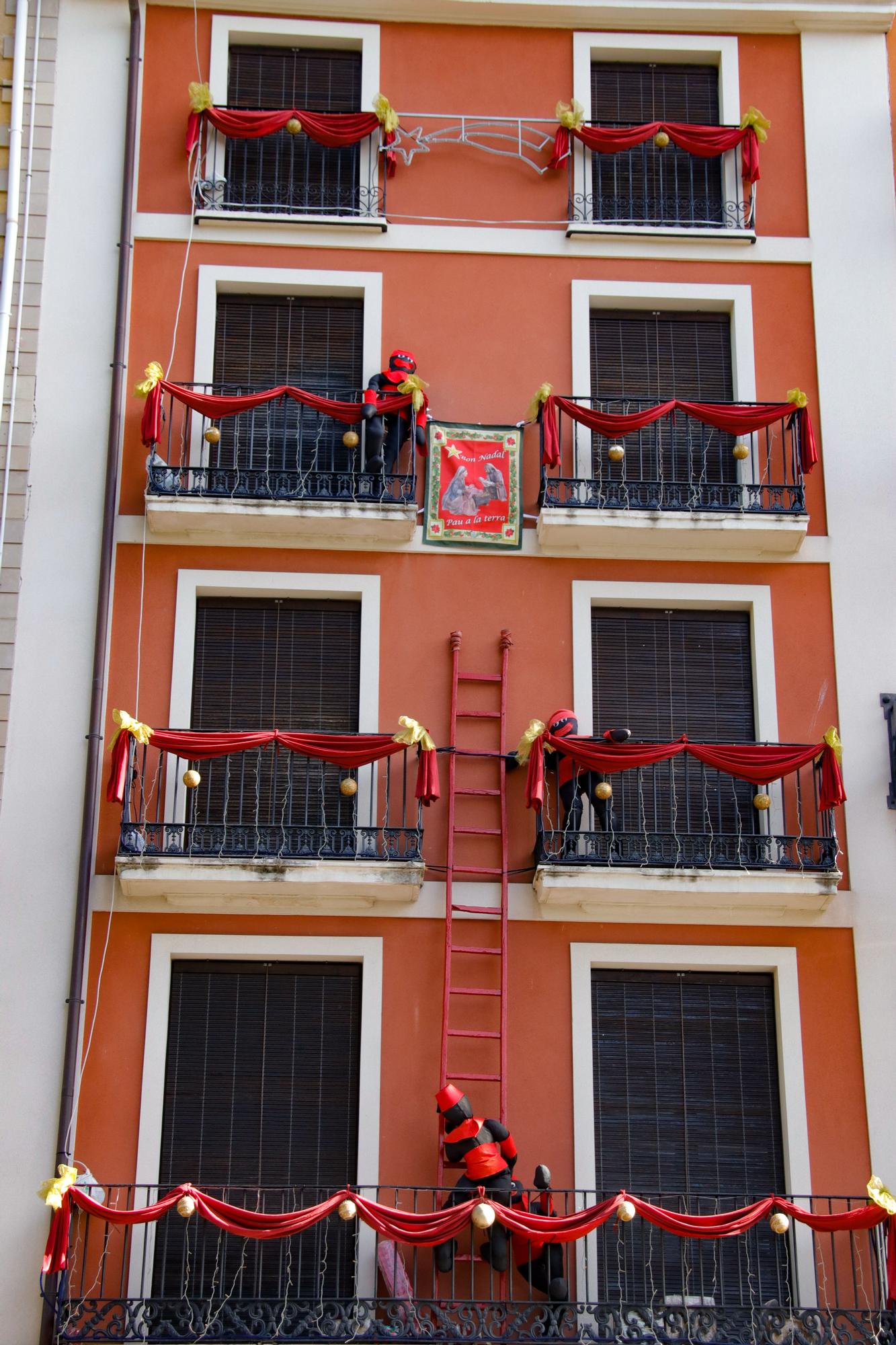 La Navidad se cuela por los balcones de Alcoy