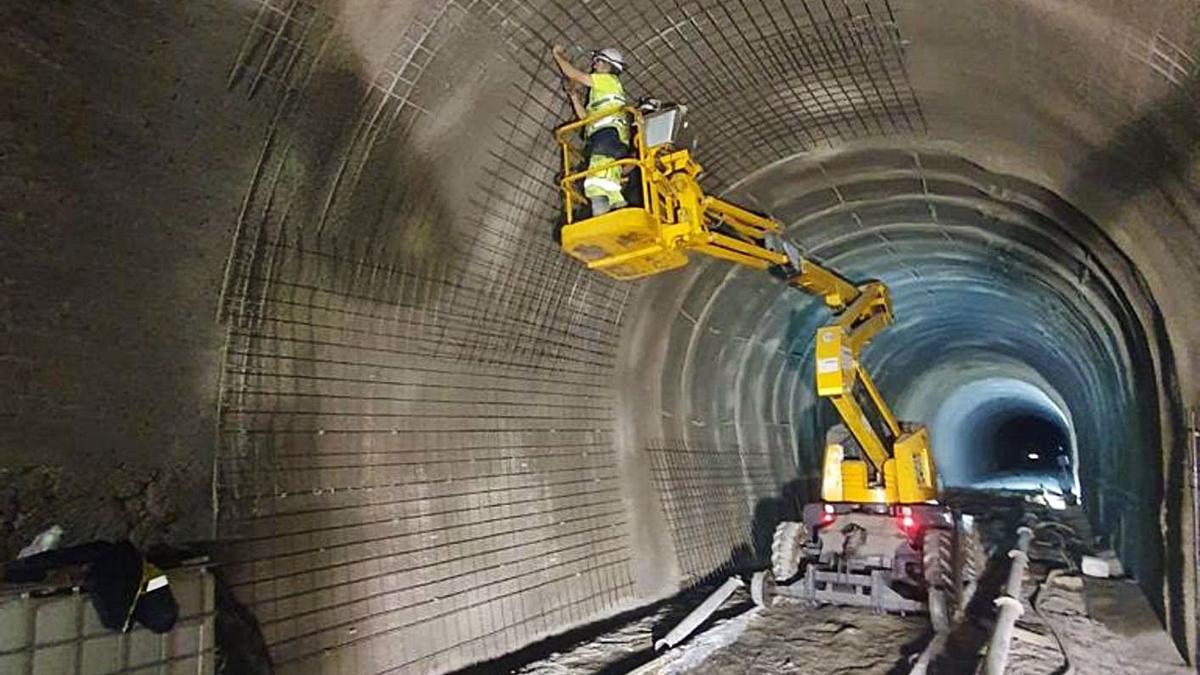 Vuelven los trenes a la línea Xàtiva-Alcoi | LEVANTE-EMV