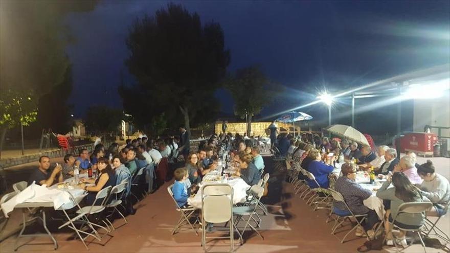 Cena popular en las piscinas