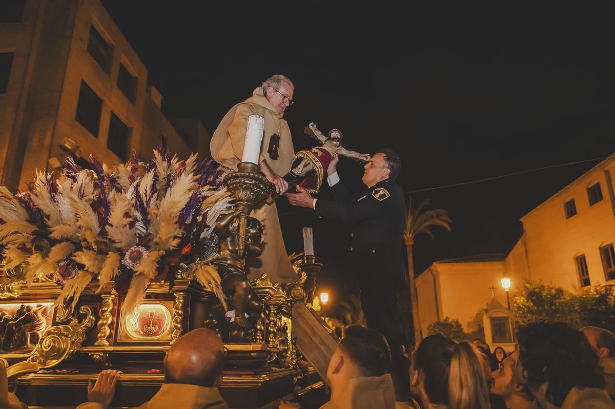 Un baño de devoción al Cristo de Zalamea en Elche Un baño de devoción al Cristo de Zalamea en Elche