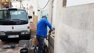 Arrecife intensifica su lucha contra los fumaderos de drogas y tapia la décima vivienda en menos de un año