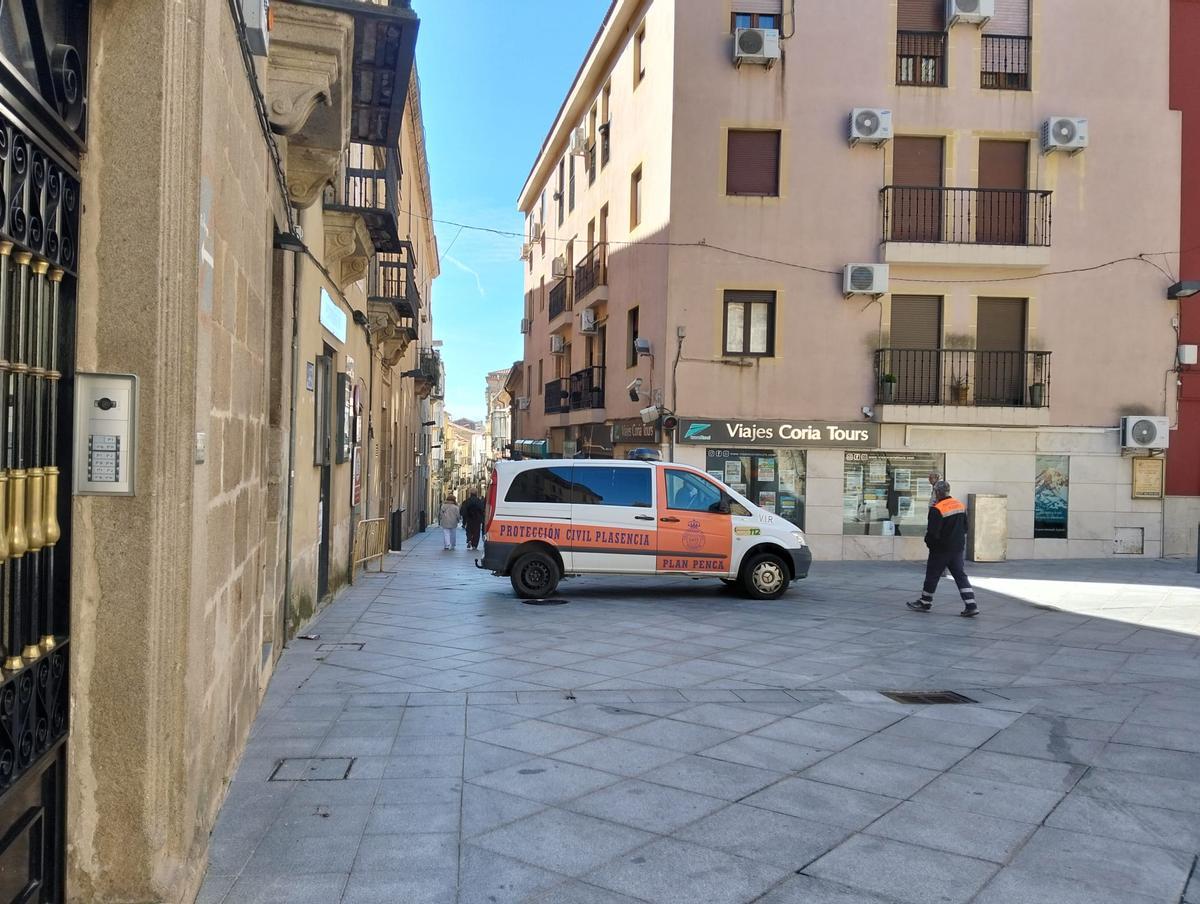 Bloqueo de la calle del Rey con un vehículo de Protección Civil.