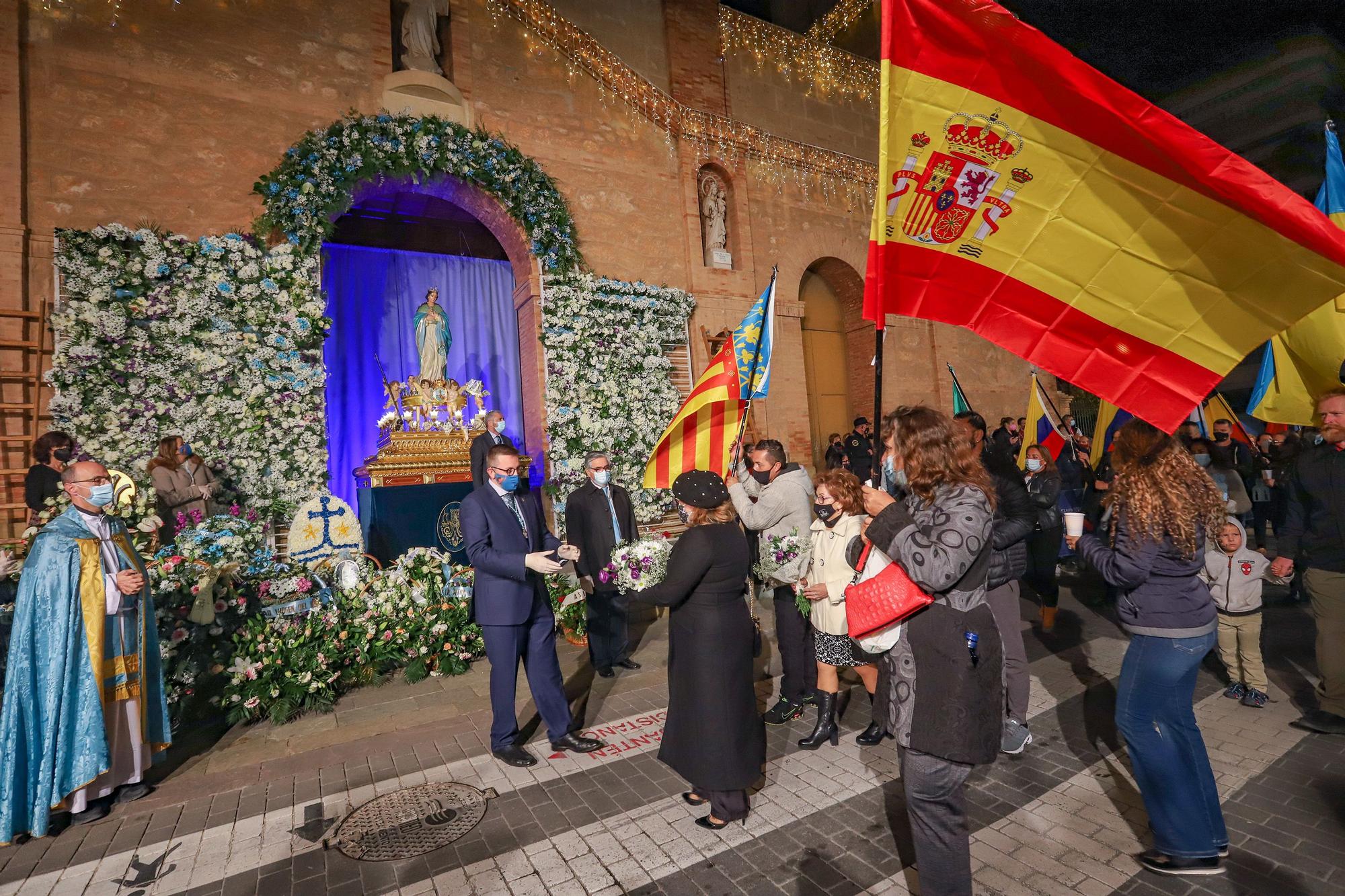 Torrevieja rinde homenaje a su patrona con una ofrenda floral