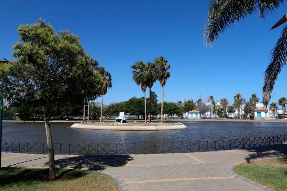 El PSOE critica que el fondo del lago grande del parque de Huelin lleva más de un año sin ser limpiado y el resto del parque está en mal estado.