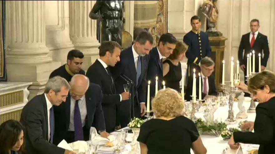 Brindis entre Felipe VI y Macron para concluir la visita de trabajo