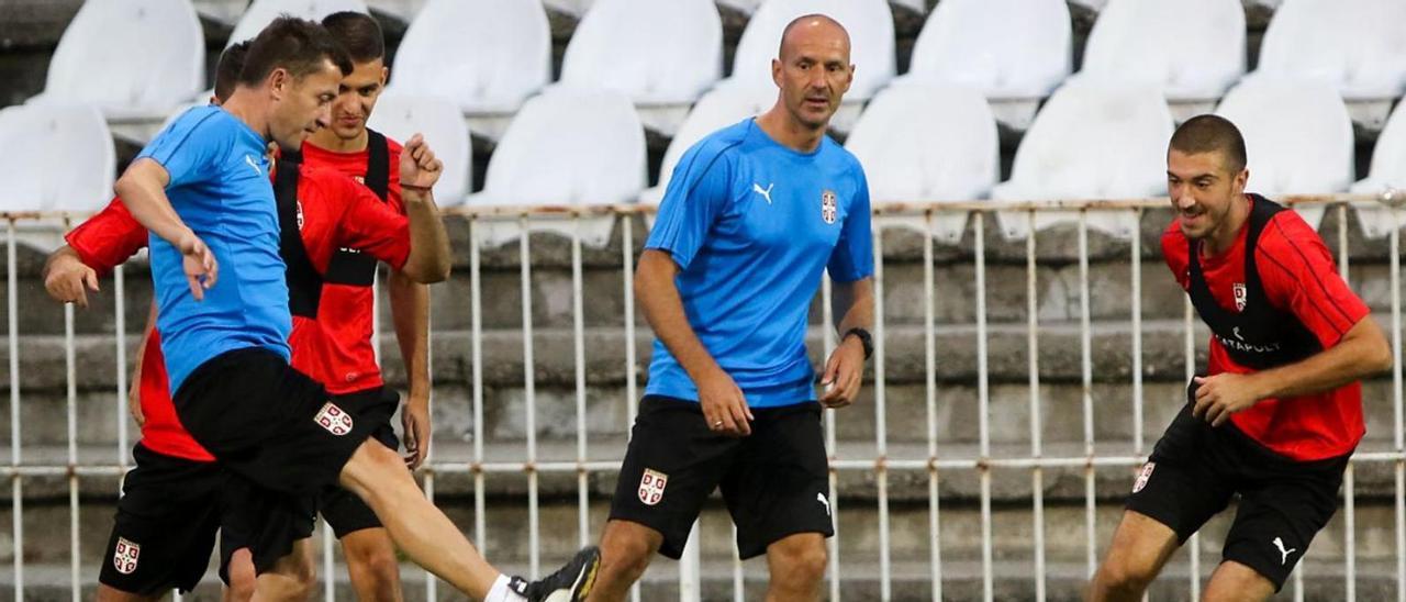 Nemanja Micevic, primero por la derecha, durante una concentración con la sub-21. | FSS