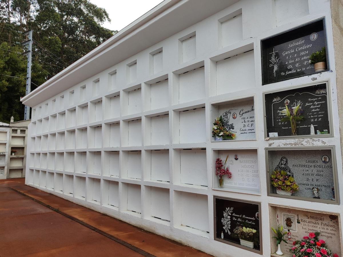 Nichos vacíos en el cementerio de Bueu.