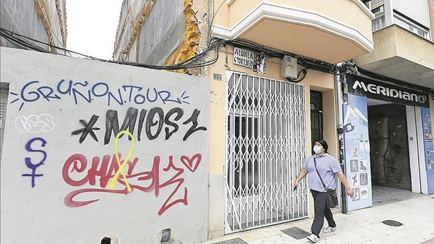 Herida una mujer al derrumbarse un falso techo en la calle San Félix