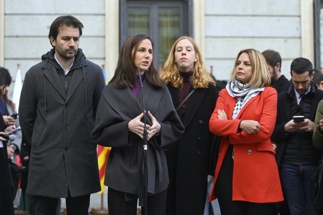La secretaria general de Podemos, Ione Belarra, atiende a medios a su llegada al acto de homenaje a la Constitución, en el Congreso de los Diputados, a 6 de diciembre de 2023, en Madrid (España).