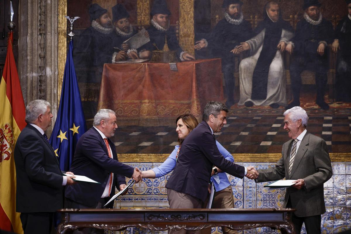Mazón y Catalá saludan a los regantes del Túria tras la firma del acuerdo por l'Albufera