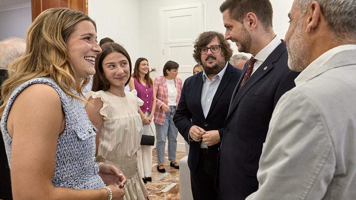 Momento en que Prieto y Vila reciben a las Falleras Mayores en el despacho de alcaldía.